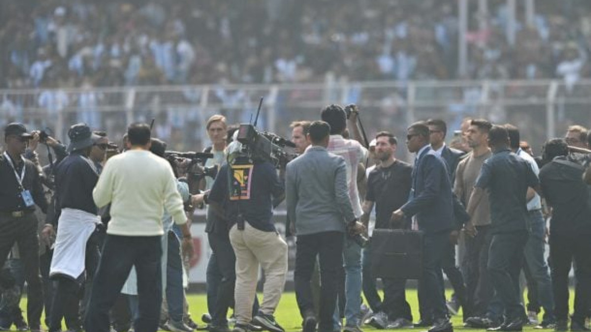 Visita do craque à Índia acabou em confusão, já que centenas de torcedores invadiram o campo porque se sentiram enganados