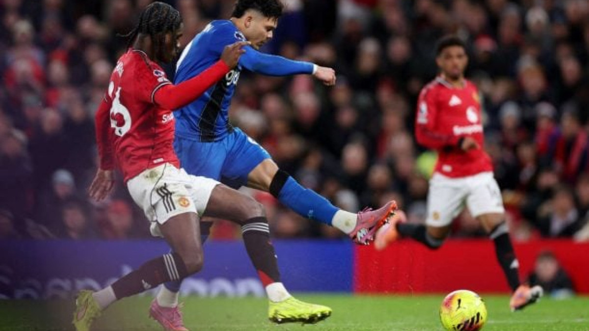 Em jogaço com grande emoção, times empatam por 4 a 4. Brasileiros Casemiro, Matheus Cunha e Evanílson marcam no Old Trafford