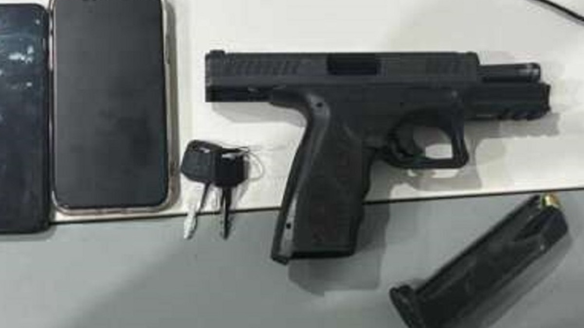Uma pistola e três celulares foram apreendidos com suspeitos de expulsar moradores na região do Grande Mondubim