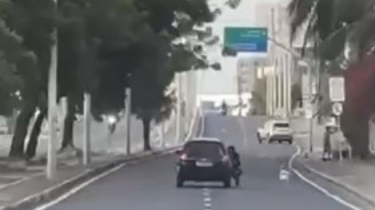 Homem teria ameaçado motorista para assaltá-la. Ela acelerou o carro e o homem permaneceu 