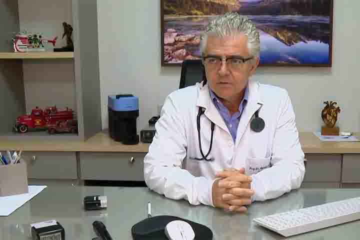 Os trombolíticos são usados em situações mais graves para dissolver o coágulo diretamente na veia, sob supervisão hospitalar.
