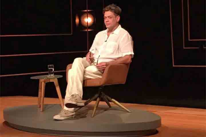 “Olhando hoje, de fora, eu acho a vida linda, porque ela sempre te dá possibilidades de você não desistir, ser resiliente, ressignificar sua velhice, sua juventude. A gente é livre. Eu posso ter o pensamento que eu quiser”, completou o ator.
