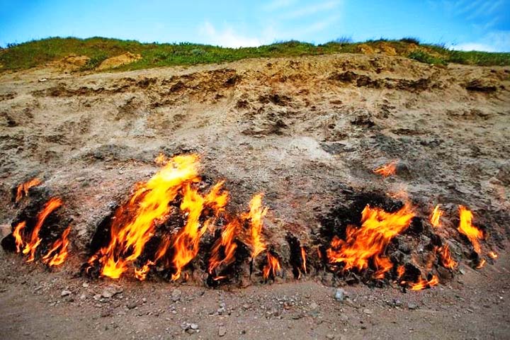 Localizada na região do Cáucaso — que os antigos gregos acreditavam ser o fim do mundo —, essa maravilha geológica é alimentada por uma imensa reserva de gás natural a mais de 8 km de profundidade.