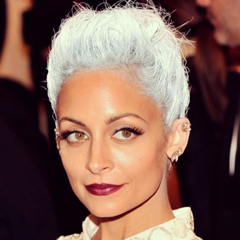 Nicole Camille Richie é uma socialite e estilista norte-americana, filha do consagrado cantor, Lionel Richie, que a adotou quando ela tinha 2 anos .Desde 2013, a empresária tem seu próprio reality show, chamado Candidly Nicole