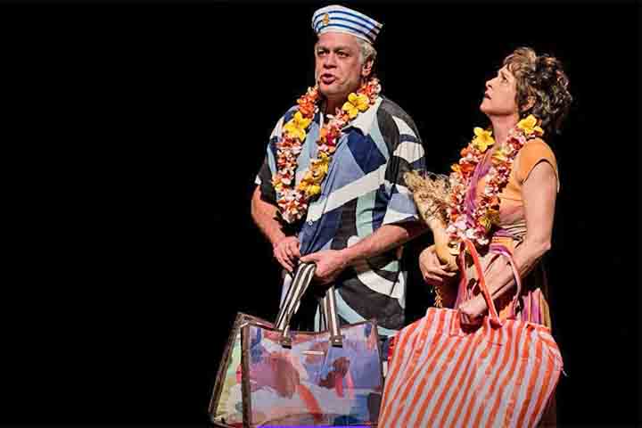 Paralelamente, consolidou seu interesse por temas sociais e culturais, envolveu-se em projetos de conscientização e, em 2023, ingressou no curso de Ciências Sociais da PUC-SP, reafirmando o desejo de aprofundar sua compreensão sobre a sociedade e o comportamento humano.
