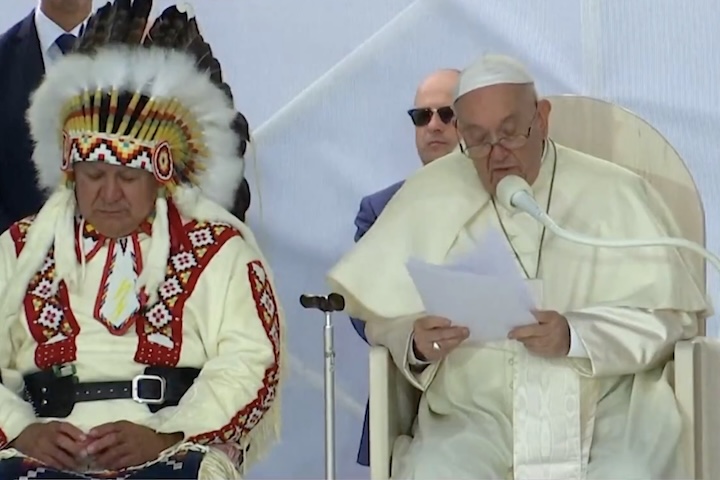 Em 2022, Francisco pediu desculpas a todos os povos nativos do Canadá por abusos que foram cometidos em escolas residenciais religiosas no país ao longo dos anos.