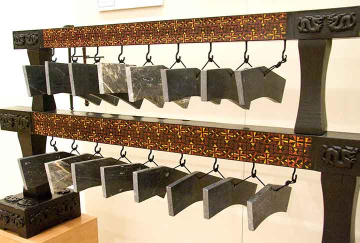 Ao lado dos 'bianqing' (outros sinos, mas feitos de pedras), os 'bianzhong' foram elementos fundamentais em rituais e apresentações de música da corte chinesa em tempos remotos. 