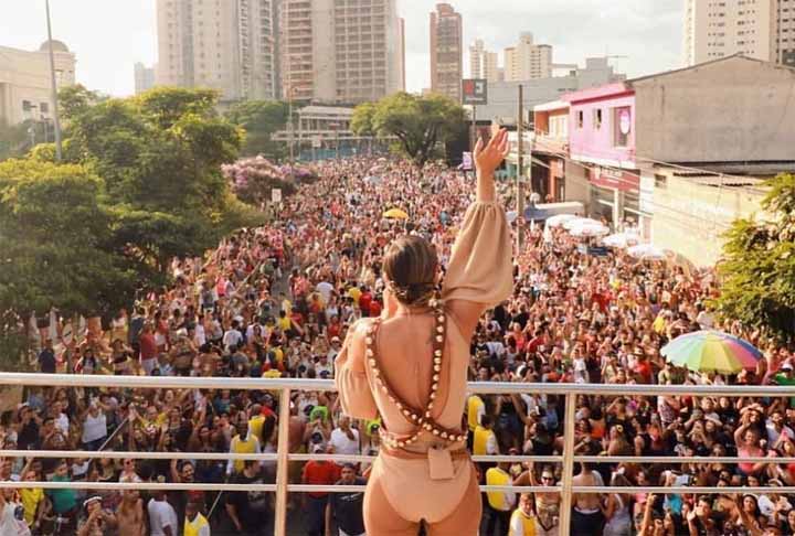 Hoje, os principais trios elétricos de Salvador são responsáveis por animar as multidões que lotam as ruas da cidade durante os quatro dias de festa. Confira agora os mais badalados!