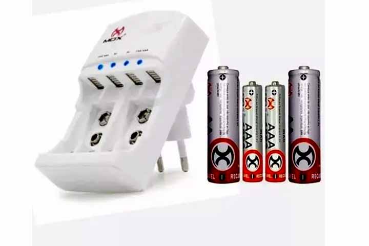 A história das pilhas remonta ao final do século XVIII, com o trabalho do físico italiano Alessandro Volta.  Em 1800, ele desenvolveu a primeira fonte de corrente contínua, a pilha voltaica