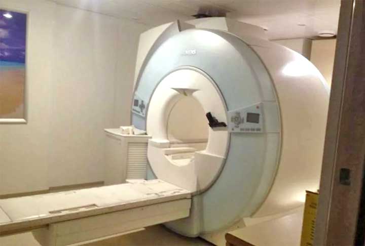 O diagnóstico é realizado por meio de exames como ressonância magnética, avaliações neurológicas e exame do líquor. Embora a doença não tenha cura, existem medicamentos capazes de controlar sua progressão e reduzir a frequência e a intensidade das crises, chamadas surtos, que podem durar pelo menos 24 horas e, às vezes, deixar sequelas.
