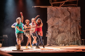 Com dramaturgia e direção de Henrique Fontes, a peça 