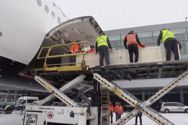 A carga foi levada em um avião da Air Canada e descarregada no Aeroporto Internacional Pierre Elliott Trudeau, em Montreal, no dia 6 de dezembro.