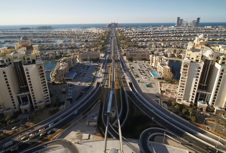 Também é possível chegar de carro (pela Sheikh Zayed Road), táxi ou utilizando o metrô de Dubai. 