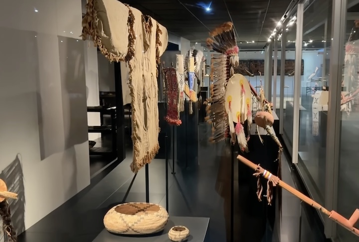 A coleta ocorreu em um período de apagamento da identidade indígena e proibição de práticas culturais no Canadá.