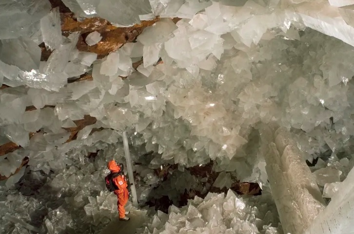 Além disso, o piso fica muito escorregadio devido à umidade, por isso há risco frequente de quedas na caverna.