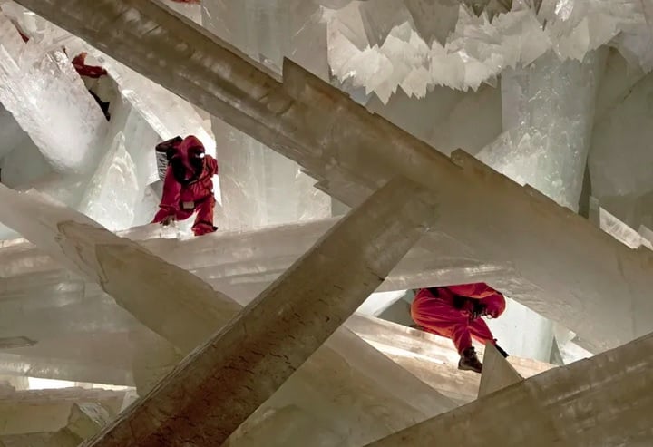 A Caverna dos Cristais é um dos lugares mais impressionantes do planeta, com gigantescos cristais de gipsita que chegam a ultrapassar 10 metros e formam um cenário quase surreal sob a Terra.