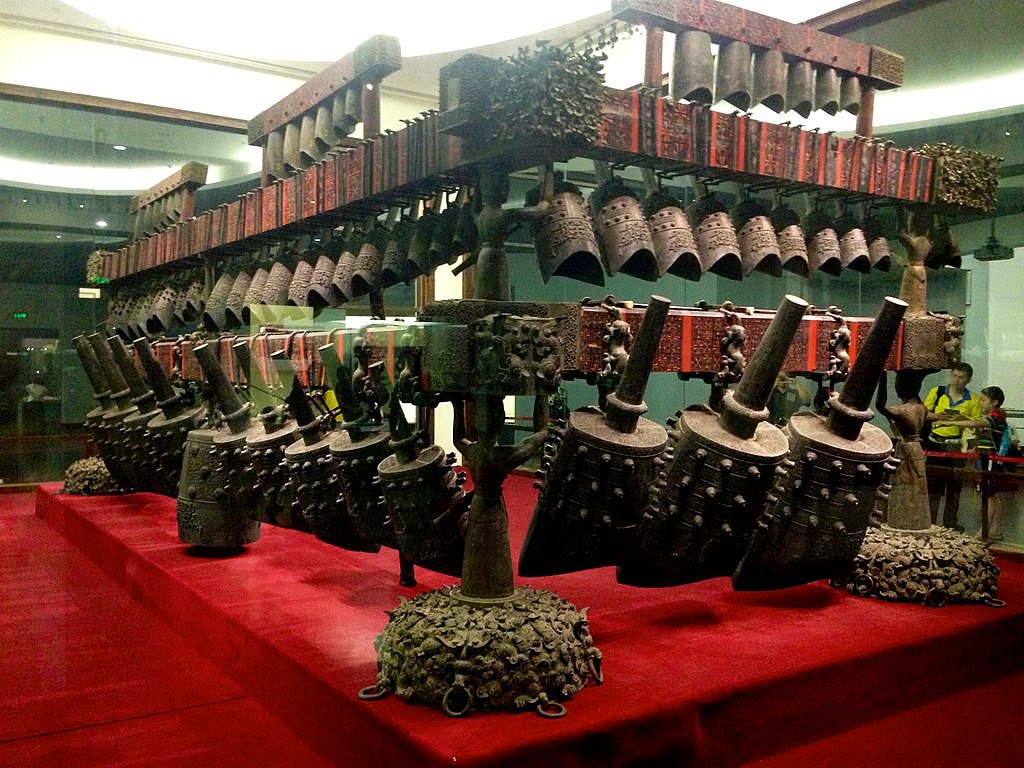 Outras descobertas marcantes envolvendo os bianzhongs dizem respeito ao conjunto cerimonial de 65 sinos encontrados quase intactos na tumba do Marquês Yi de Zeng, num sítio arqueológico na província de Hubei.