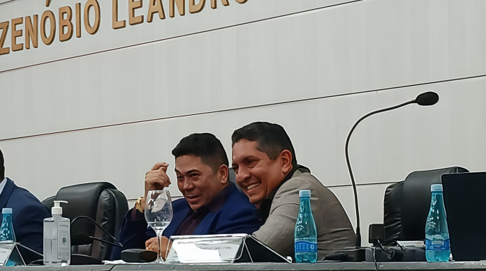 Vereaddor Fares Filho, ao lado do vereador Henrique, ap&oacute;s ser nomeado novo presidente da C&acirc;mara Municipal de Eus&eacute;bio