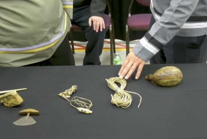 É altamente contestável que isso tenha sido uma verdadeira 'doação' de itens, disse à CNN Cody Groat, Professor Assistente de História e Estudos Indígenas da Universidade Western do Canadá. 