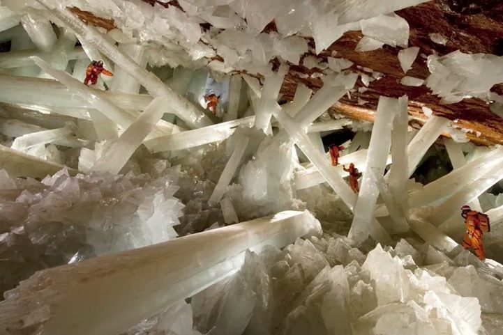 Ela tem a forma de uma ferradura, mede 110 metros de diâmetro e tem um volume de 6 mil metros cúbicos (mais que o dobro do tamanho de uma piscina olímpica).