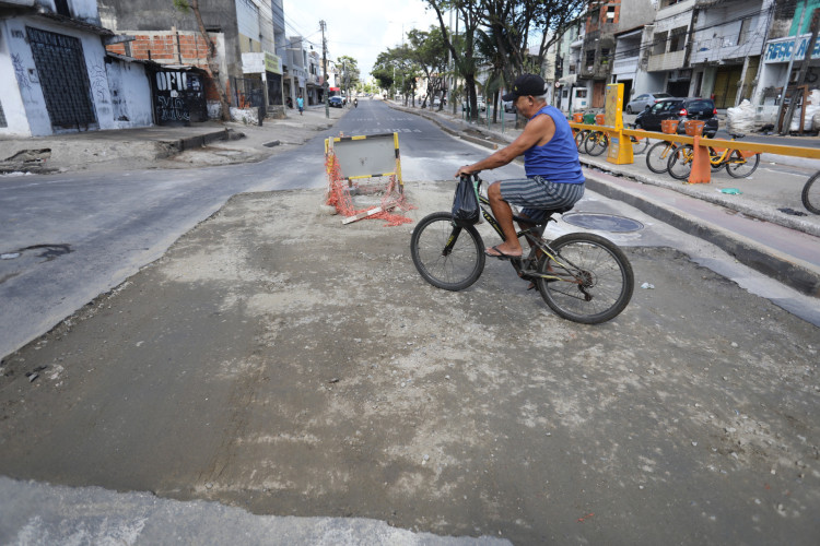 Cratera na Av. Leste Oeste foi tampada sem asfalto e nivelamento