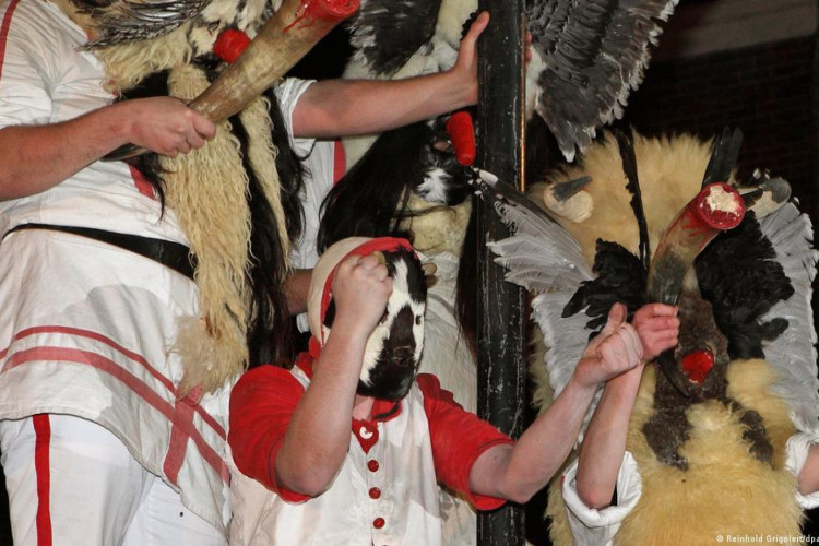 Festa do Klaasohhm de Borkum, uma ilha no Mar B&aacute;ltico. De 1830 a 2024, a ilha alem&atilde; mantinha a tradi&ccedil;&atilde; do "tio Nicolau", que perambulava pela ilha na noite de 5 para 6 de dezembro para surrar, com um grande chifre de vaca, o traseiro de jovens mulheres.