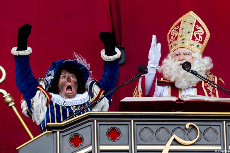 "Zwarte Piet" e "Sinterklaas" s&atilde;o tradi&ccedil;&otilde;es na B&eacute;lgica e na Holanda.