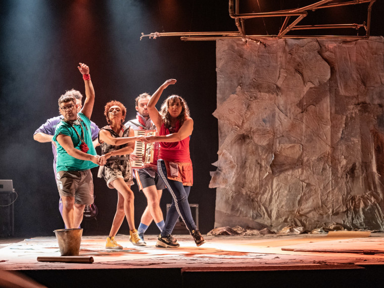 Com dramaturgia e direção de Henrique Fontes, a peça 