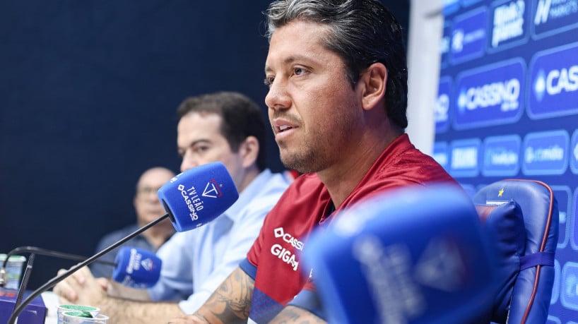 Thiago Carpini, com Marcelo Paz e Rolim Machado ao fundo 