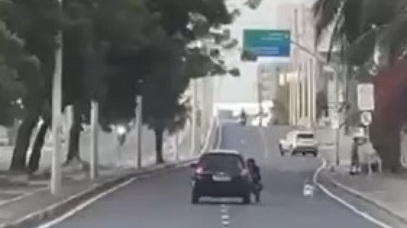 Homem teria ameaçado motorista para assaltá-la. Ela acelerou o carro e o homem permaneceu 