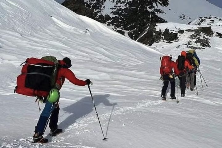 Porém, as equipes de resgate só conseguiram alcançá-la oito horas depois, quando ela já havia morrido por conta das condições climáticas extremas.
