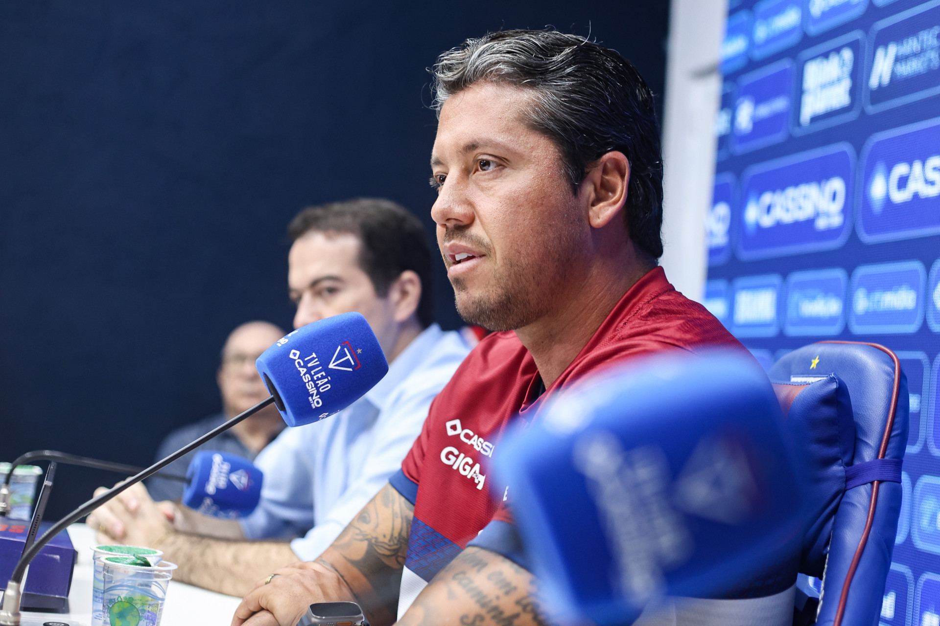 Thiago Carpini, com Marcelo Paz e Rolim Machado ao fundo (Foto: DANIEL GALBER/ESPECIAL PARA O POVO)