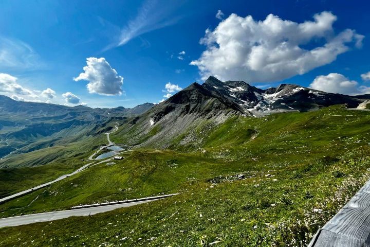 A Grossglockner fica localizada na fronteira entre os estados austríacos da Caríntia e do Tirol e faz parte do Grupo Glockner da cordilheira Hohe Tauern, nos Alpes.