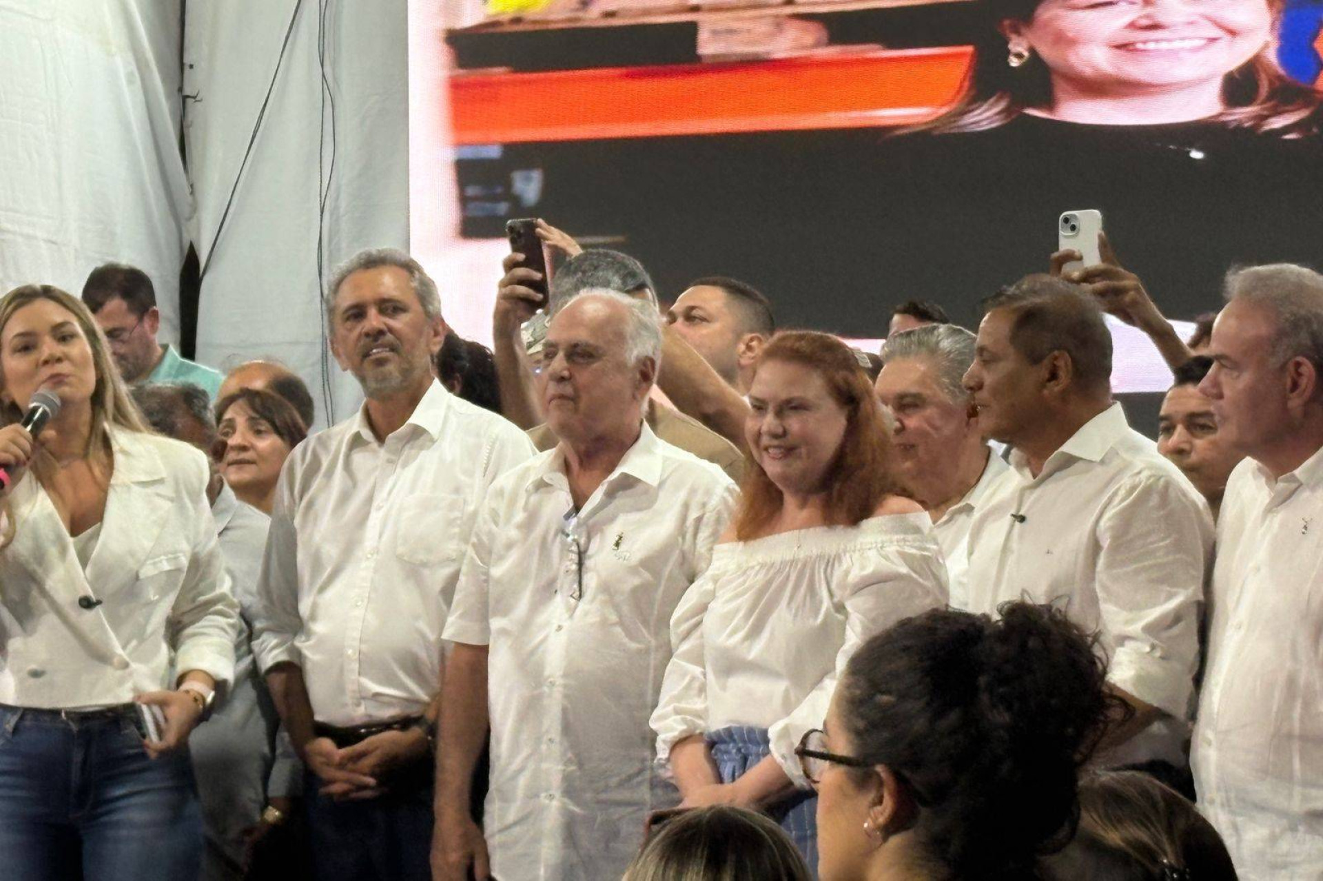 ￼ELMANO em evento com Roberto e Fernanda Pessoa nesta segunda (Foto: Taynara Lima/O POVO)