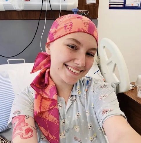 Lucas chegou a anunciar a alta da UTI por engano, mas logo se corrigiu, explicando que a equipe médica decidiu mantê-la em observação na UTI para reavaliação e novos exames.