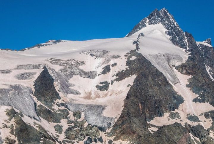 O pico da Grossglockner é conhecido por seu formato piramidal e por atrair alpinistas experientes desde o século 18.