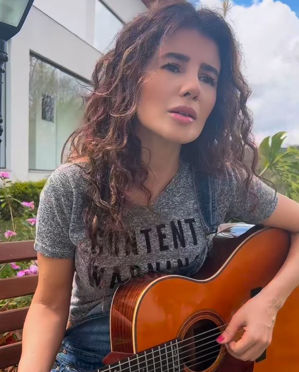 Também em 2023, depois de anunciar a separação do marido, Paula fez um post cantando Meus Encantos, cuja letra fala em rompimento de relação. Seu semblante de tristeza comoveu os fãs. “Saiba que estamos aqui com você sempre, em qualquer situação, boa ou não”, disse uma internauta. 