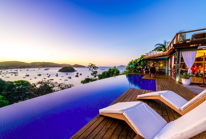 No Brasil, diversas casas de alto padrão e resorts em locais como Búzios, no Rio (foto), Fernando de Noronha (PE) e a Serra da Mantiqueira utilizam esse conceito da borda infinita.