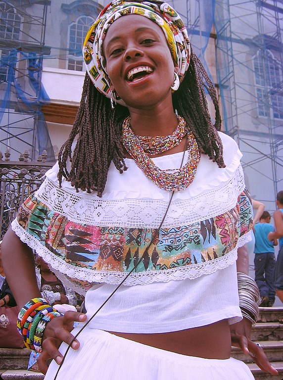 Além da música e das novidades dos trios elétricos, o Carnaval de Salvador reflete a história e a cultura da Bahia, que tem a maior parte da população composta por pessoas negras e de origem africana.