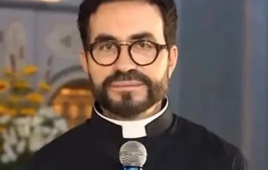 O polêmico episódio que resultou na demissão de um funcionário de cafeteria após queixa do Padre Fábio de Mello foi parar no Vaticano. É que um bispo de Santa Catarina levou o caso para avaliação da Congregação para a Doutrina da Fé. O FLIPAR mostrou e republica para quem não viu. 