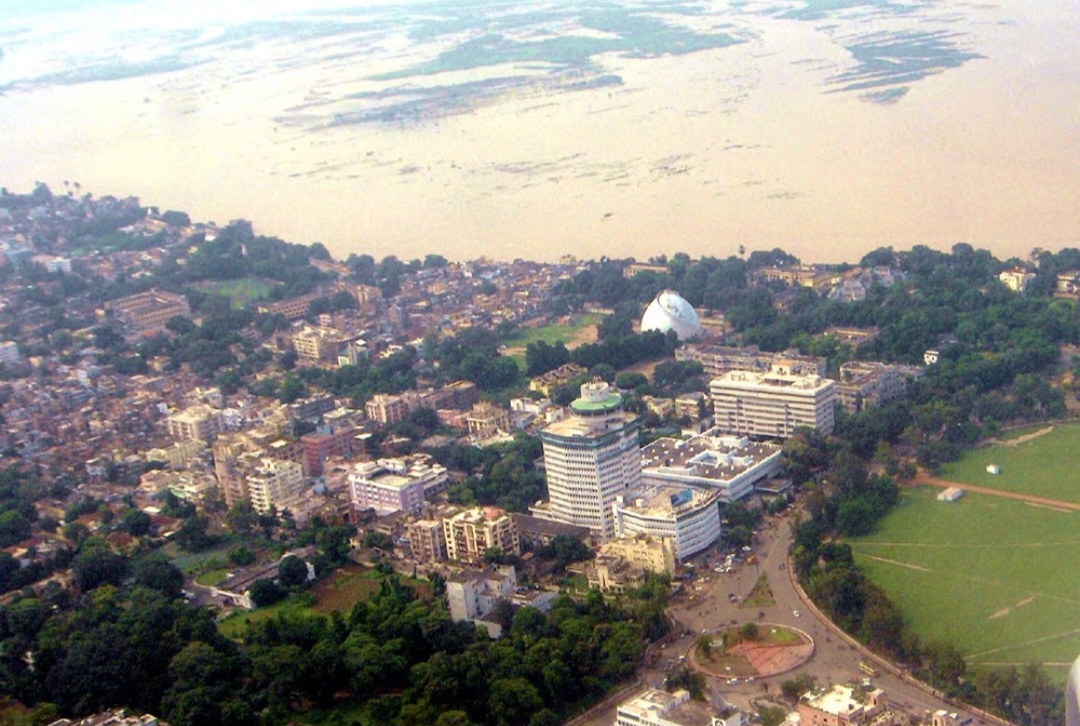Na Índia, um menino de apenas 2 anos mordeu e matou uma cobra naja, após ser atacado pelo animal dentro de casa. Foi na vila de Bankatwa, no estado de Bihar.