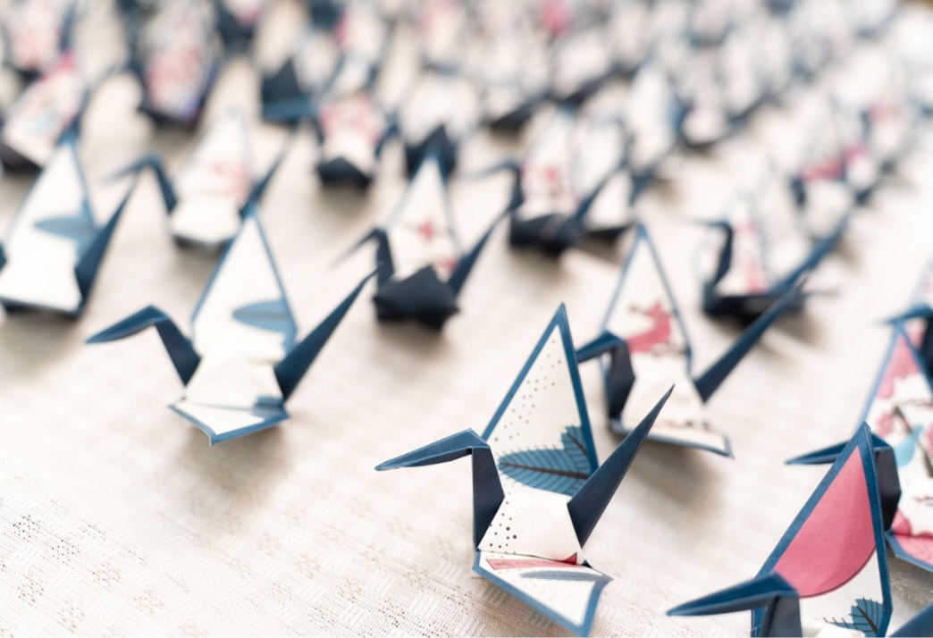 Além disso, p peso aguentado pelos origamis foi testado com livros – depois de usar todos que tinha em casa, ainda adicionou pesos de academia.