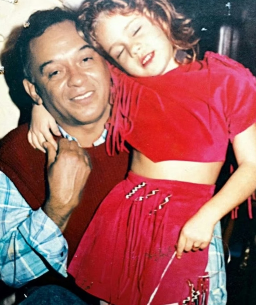 Leandra disse que cresceu achando essa configuração  natural . E disse que essa experiência ampliou sua visão sobre afeto e convivência. Para a atriz, a história dos pais mostra que há muitas formas possíveis de criar laços e educar uma filha.