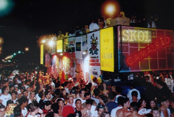 Com o tempo, os trios elétricos se tornaram grandes estruturas com sistemas de som e iluminação avançados, atraindo multidões de entusiastas.