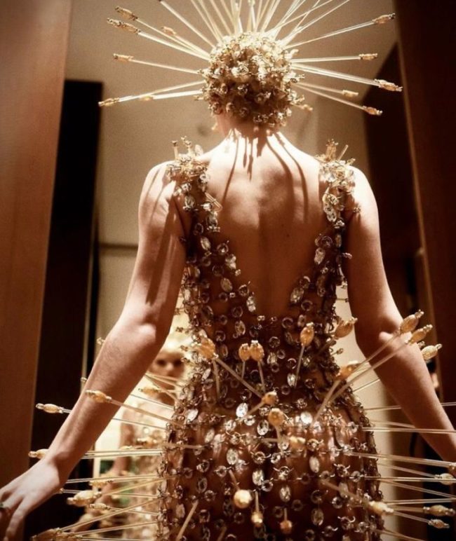 O modelito inusitado fazia parte da coleção da grife Paco Rabanne, na primavera-verão de 1996.