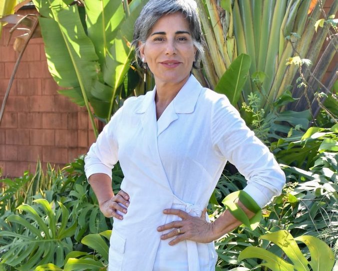 Glória nasceu em 23 de agosto de 1963, no Rio de Janeiro. É filha do comediante Antônio Carlos Pires, o que a inseriu desde cedo no universo artístico.