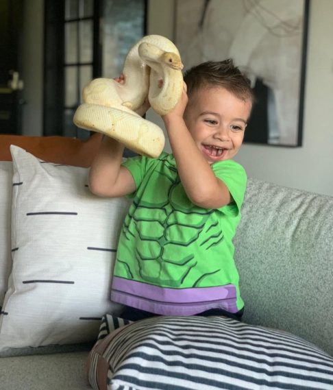 Christoforou encara as cobras como parte da família e quer transmitir essa visão aos filhos: Meus filhos estudam, leem e até assistem a desenhos ao lado das cobras. Para nós, elas não representam medo, mas compreensão.