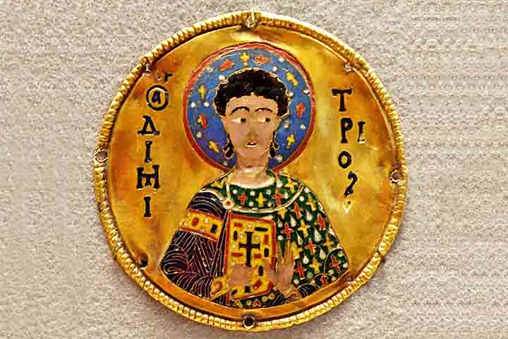 Nela, tiras bem finas de metal são coladas sobre uma superfície para formar um desenho. Os compartimentos são preenchidos com esmaltes coloridos, que são comprimidos e polidos até que se chegue ao acabamento pretendido.
