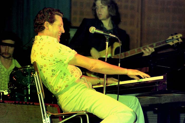 Pianista prodigioso, cantor inconfundível e compositor de energia inesgotável, ele marcou a história por sua intensidade no palco, por sucessos eternos como “Great Balls of Fire” e “Whole Lotta Shakin’ Goin’ On”, e também por uma vida pessoal repleta de escândalos e dramas.
