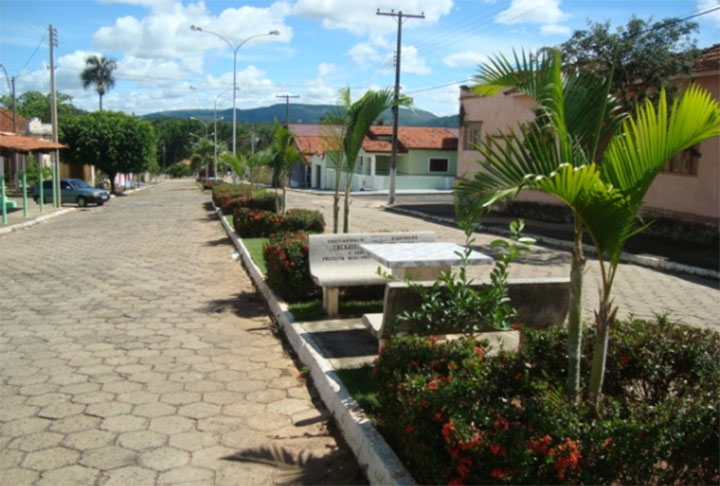 A cidade de Anhanguera, em Goiás, terceira colocada, possui uma população de 924 pessoas. O município se encontra na Região Sul goiana, perto da divisa com Minas Gerais. Sua extensão territorial é de 55,6 Km² e a densidade demográfica de 16,6 habitantes por km² 